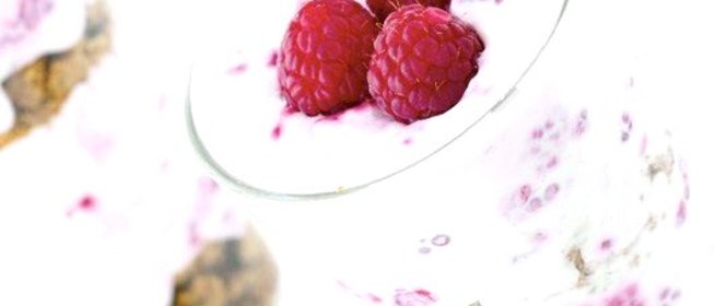 Десерт из малины с греческим йогуртом и печеньем