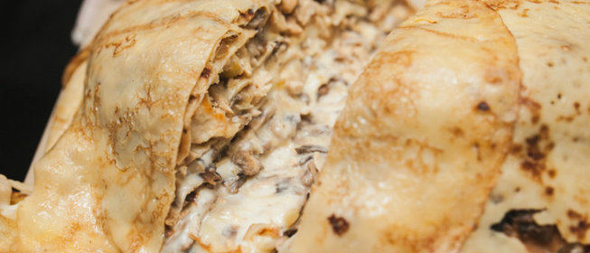 Блинный пирог с грибами и курицей