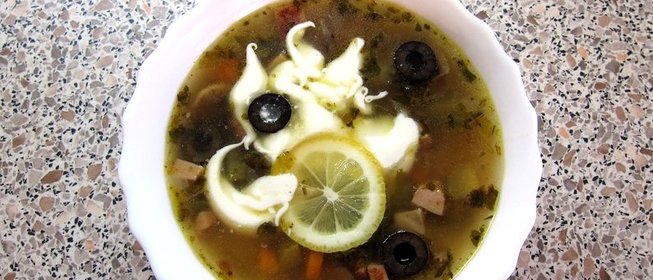 Солянка с маслинами и лимоном