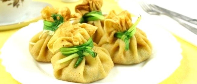 Блинные «мешочки» с курицей и сыром