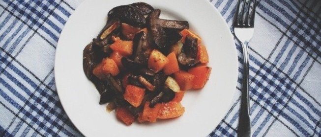 Деревенская печеная тыква с грибами и корнем петрушки