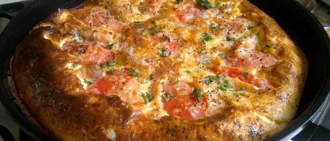 Омлет со слабосоленой семгой и помидорами