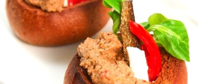 Дакос с паштетом из шпрот