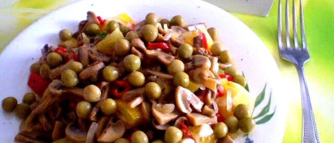 Овощной салат с грибами и перцем чили