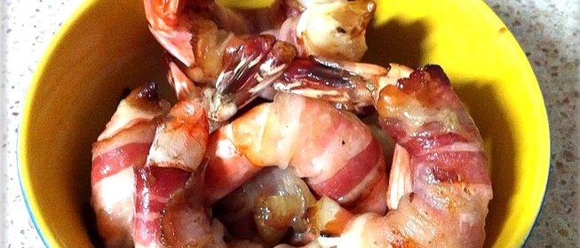 Креветки в беконе на шпажках