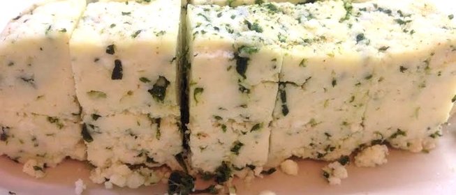 Домашний сыр на кефире с зеленью