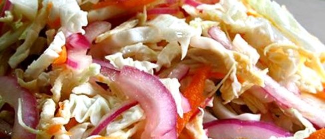 Пикантный салат с курицей и капустой