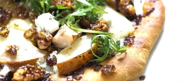 Пицца с сыром и грушей