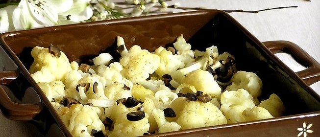 Запеченная цветная капуста с заправкой из маслин