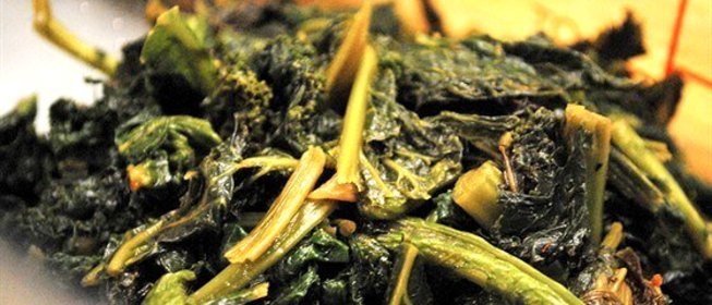 Жареная листовая горчица с чесноком и луком