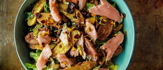 Молодой картофель с форелью и беконом