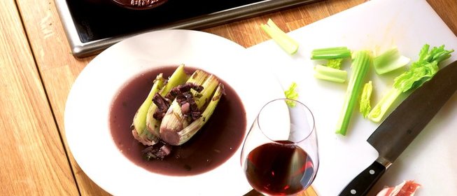 Сельдерей с вином и беконом