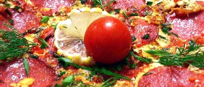 Омлет с колбасой и помидорами