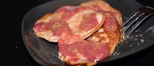 Оладьи с земляникой и ягодным соусом