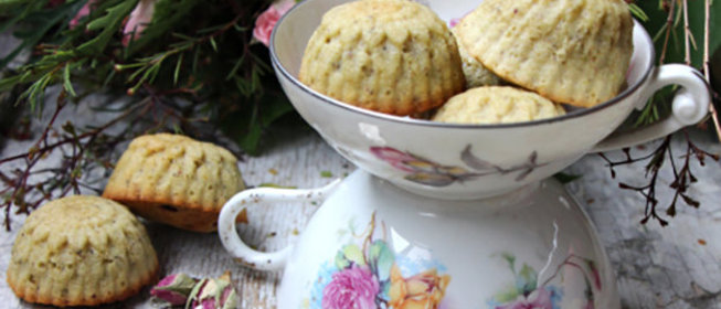 Французское печенье финансье с фисташками и розовой водой