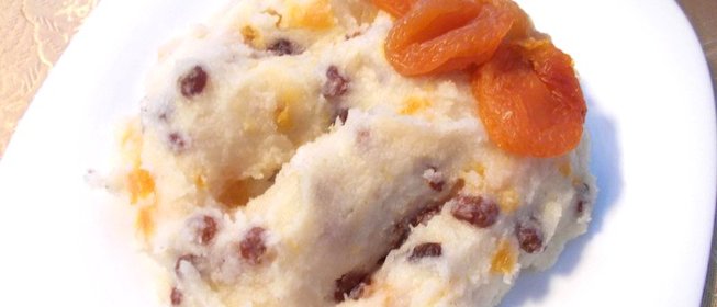 Манная каша с курагой и изюмом