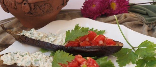 Баклажаны с томатной сальсой и сметанным соусом