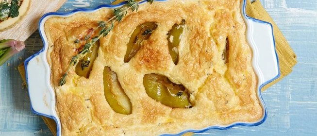 Запеченный омлет с яблоками, чеддером и тимьяном