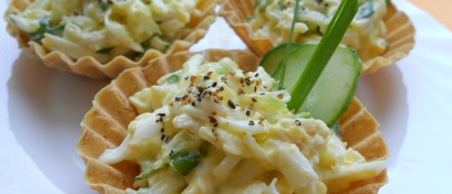 Тарталетки с курицей и огурцом