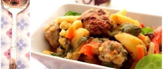 Уютное рагу из овощей и куриных котлеток