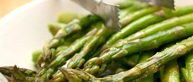 Запеченная спаржа с чесноком