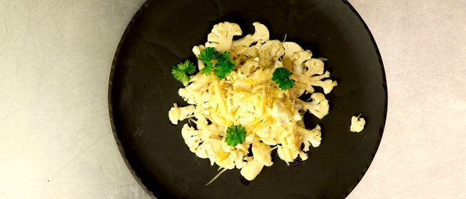 Карпаччо из цветной капусты с соусом пондзу и пармезаном