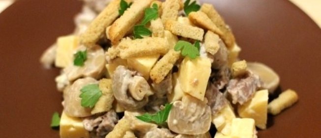 Салат с грибами и кириешками