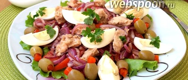 Салат с тунцом, помидорами и яйцом