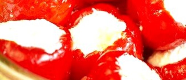 Закуска из фаршированных козьим сыром наваррских перцев пикийо