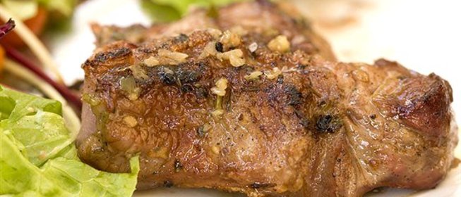 Говяжьи стейки с лимонным соком и травами