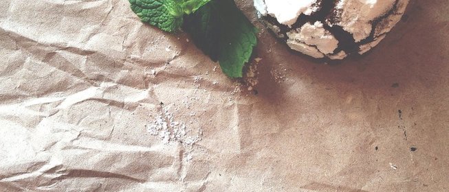 Шоколадное печенье с трещинками