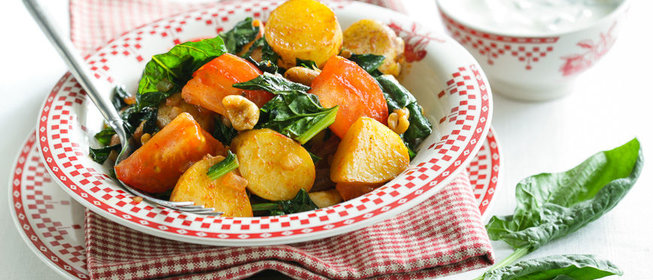 Молодой картофель со шпинатом и карри