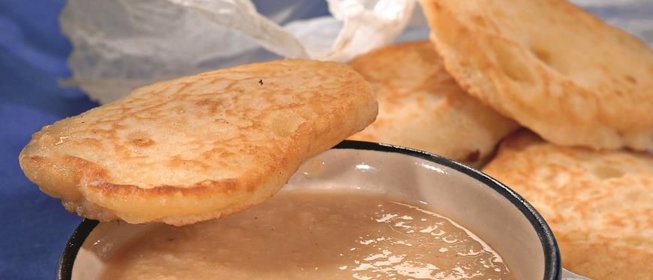 Оладьи с соусом из изюма