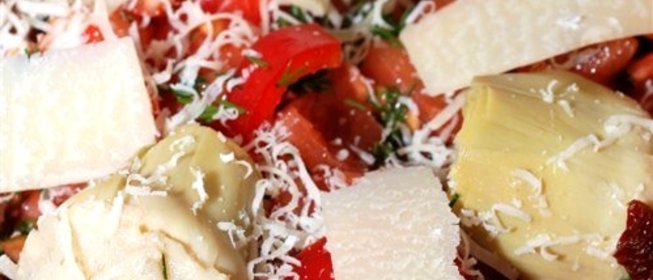 Поджаренные томаты с артишоками и хрустящим пармезаном