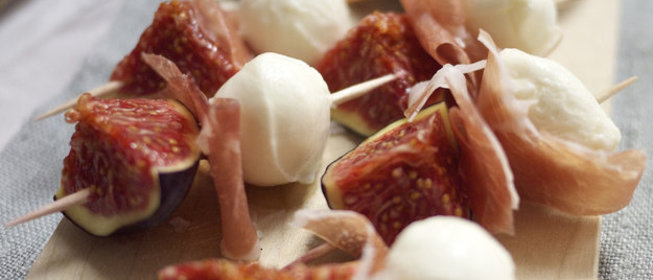 Инжир с моцареллой и ветчиной