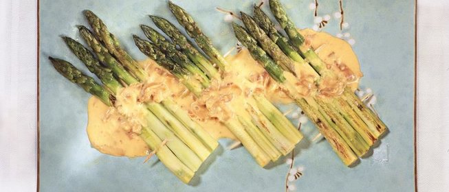 Жареная спаржа с соусом из сыра и ветчины