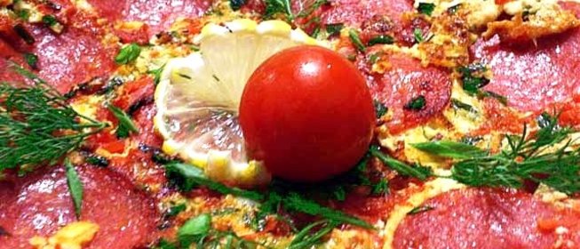 Омлет с колбасой, помидорами и сыром