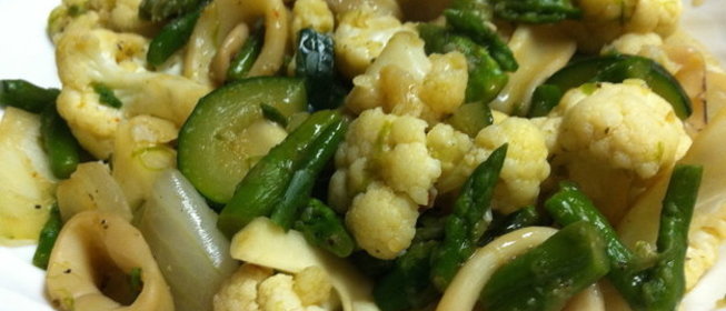 Салат с кальмарами и цветной капустой