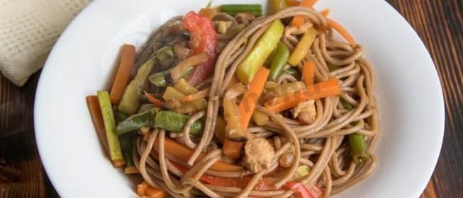 Гречневая лапша с овощами и курицей