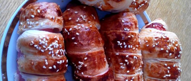 Сосиски в слоеном тесте с кунжутом