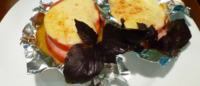 Картофель запеченный в фольге с ветчиной и сыром