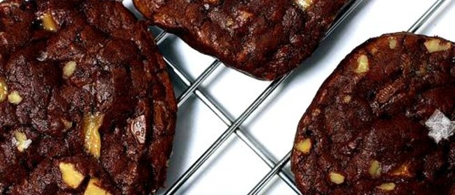 Шоколадное печенье с карамелью и орехами