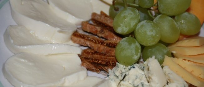 Сырная тарелка с фруктами к вину