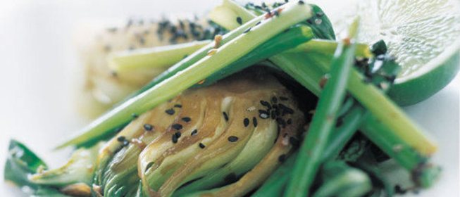 Жареная капуста бок-чой с луком-шалотом