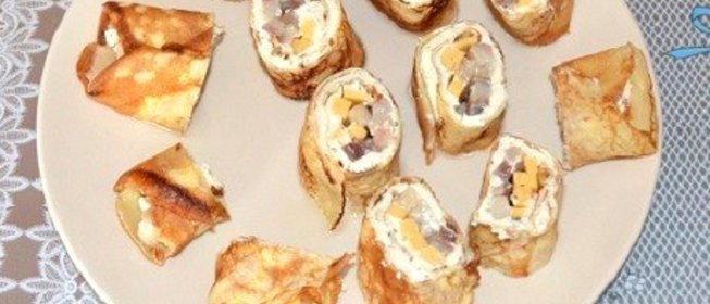 Роллы из блинов с селедкой и творожным сыром