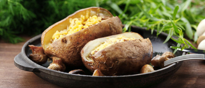 Печеный картофель с сырным соусом