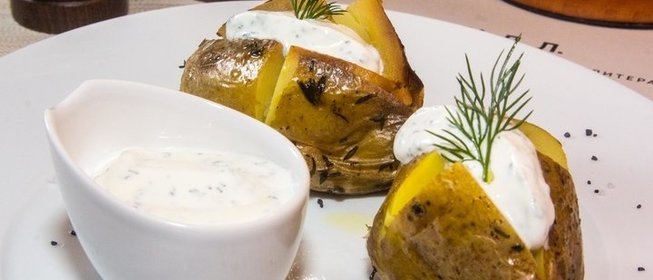 Запеченный картофель со сметанным соусом