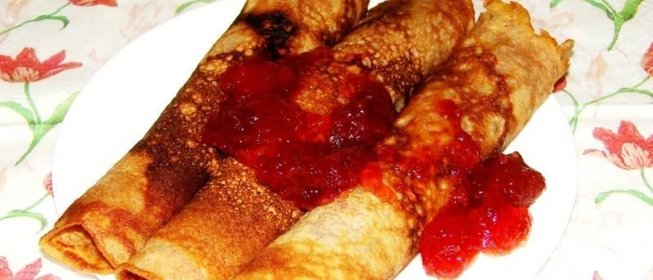 Сладкие блинчики с клубникой и творогом