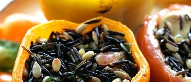 Овощи, фаршированные кедровыми орехами и диким рисом