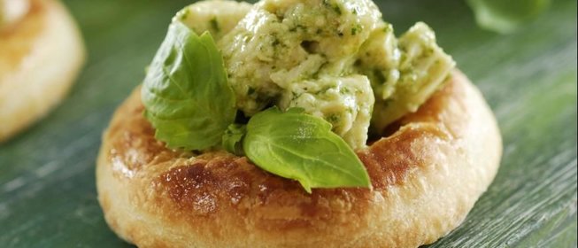 Тарталетки с курицей и песто